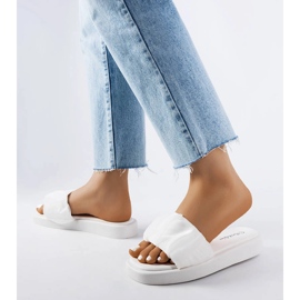 Glisoare albe decorate cu volane Boulevard 2