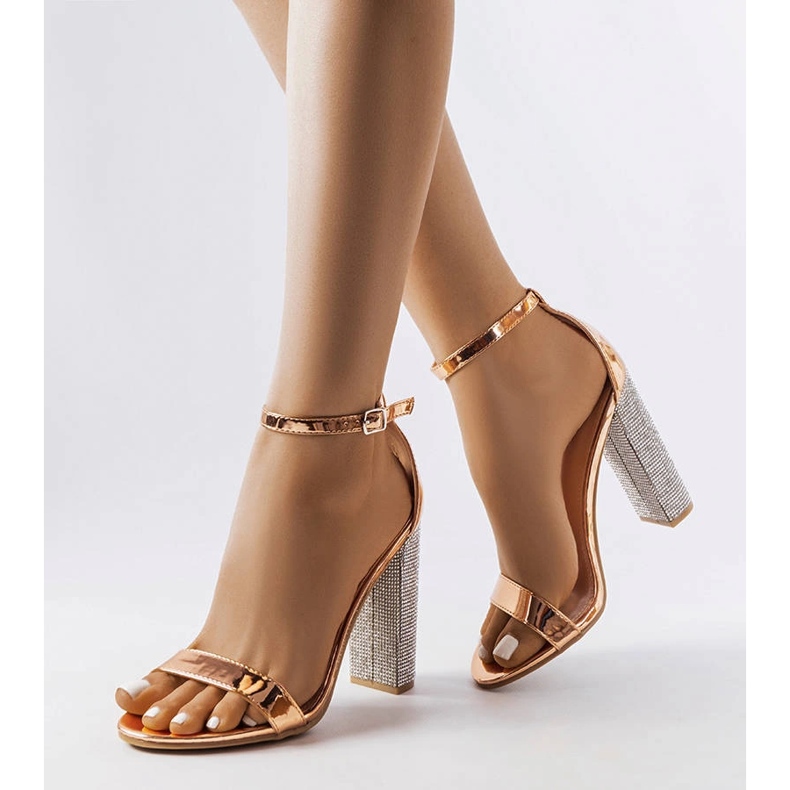 Sandale de șampanie pe un stâlp decorativ Rette de aur 1