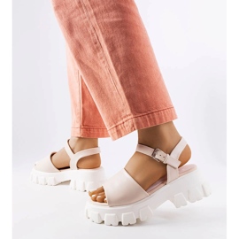 Sandale bej pe o talpă Vinceza masivă 1