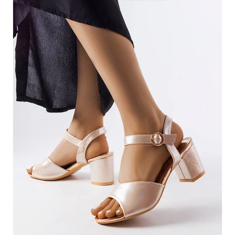 Vinceza Sandale aurii pe postarea lui Vincez bej 1