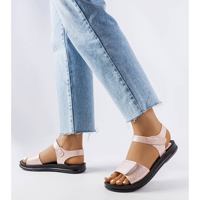 Sandale roz cu fețe decorative de la Phillip 1 Sandale roz cu fețe decorative de la Phillip 1