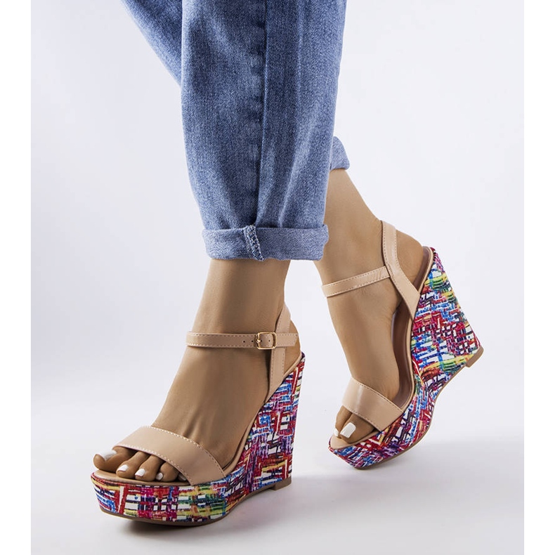 Sandale cu pană cu ornamente bej de la Fairmont 1