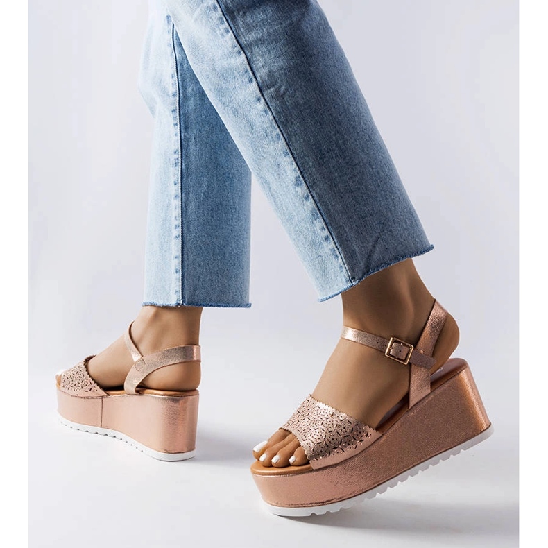 Sandale roz cu platformă ajurata de la Stockton 1