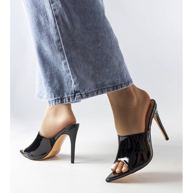 Sandale negre din piele lacuita de la Wasima negru 2