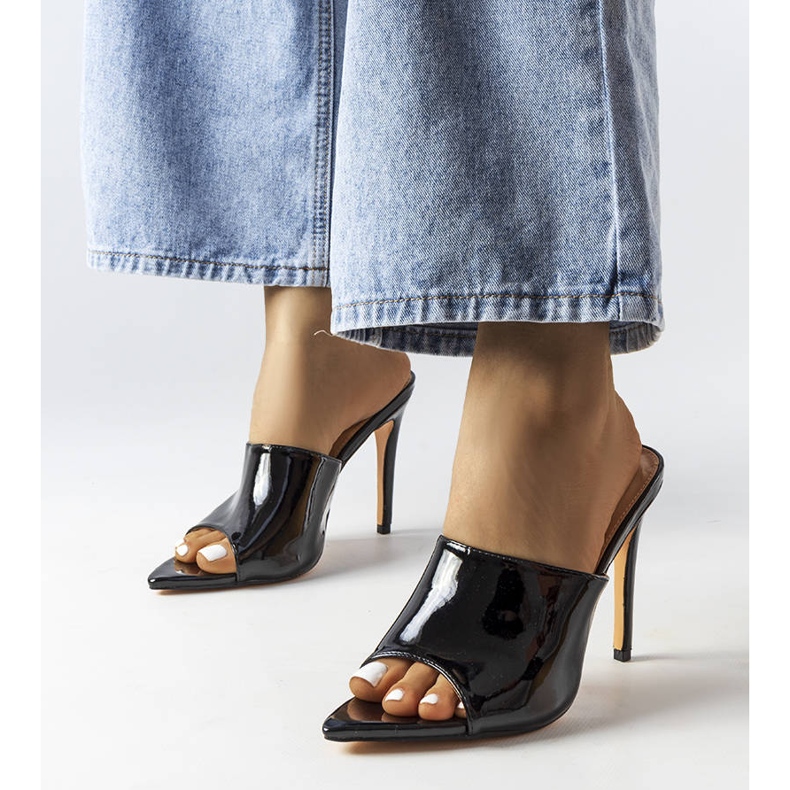 Sandale negre din piele lacuita de la Wasima negru 1