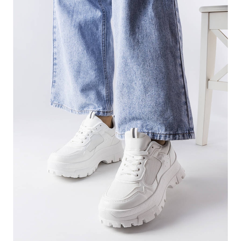 Tenisi albi Mikeladze groși 1 Tenisi albi Mikeladze groși 1