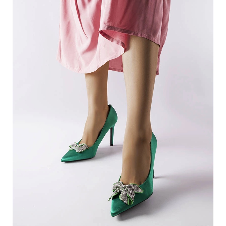 Ace verzi cu finisaj satinat și fundă Mia verde 1 Ace verzi cu finisaj satinat și fundă Mia verde 1