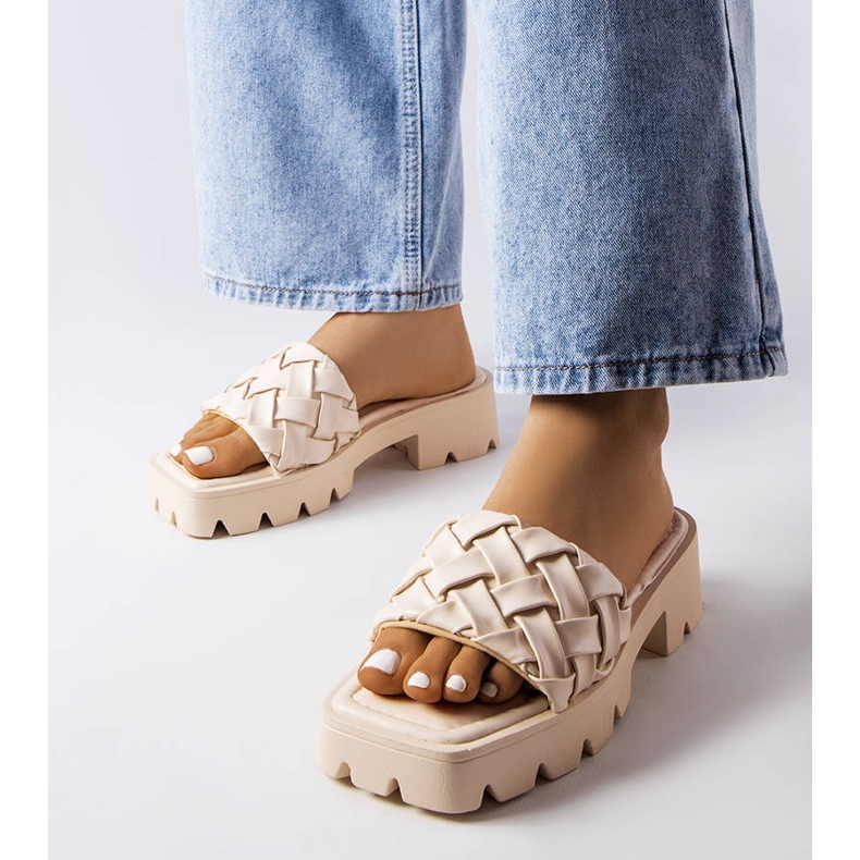 Papuci bej cu talpa de tractor de la Lora 1