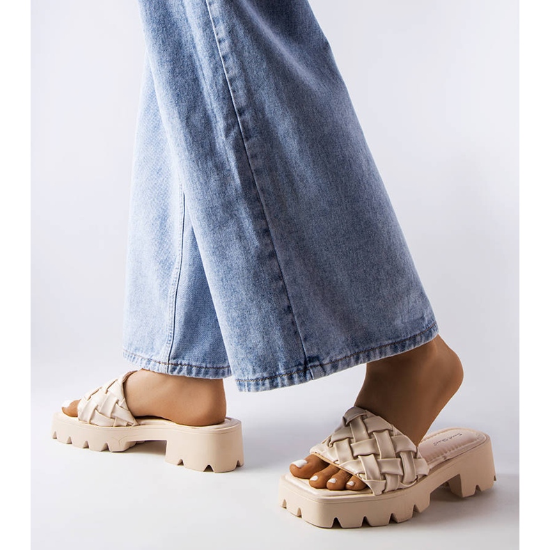 Papuci bej cu talpa de tractor de la Lora 2