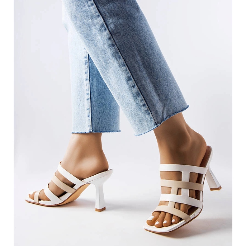 Flip-flops albi pe un ac 1