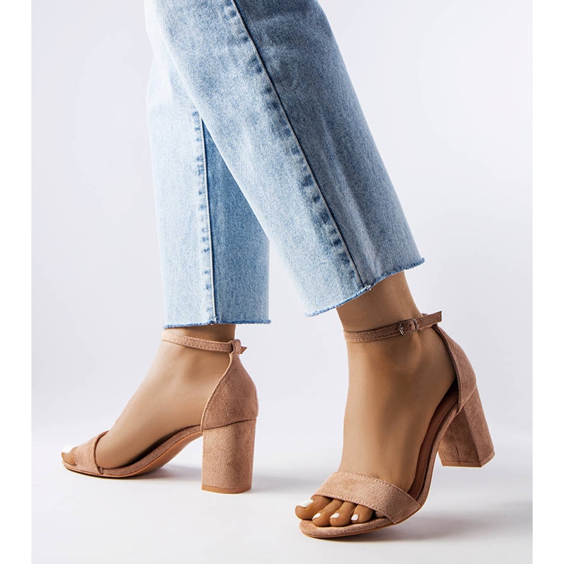 Sandale bej cu toc mic de la Loorna 1