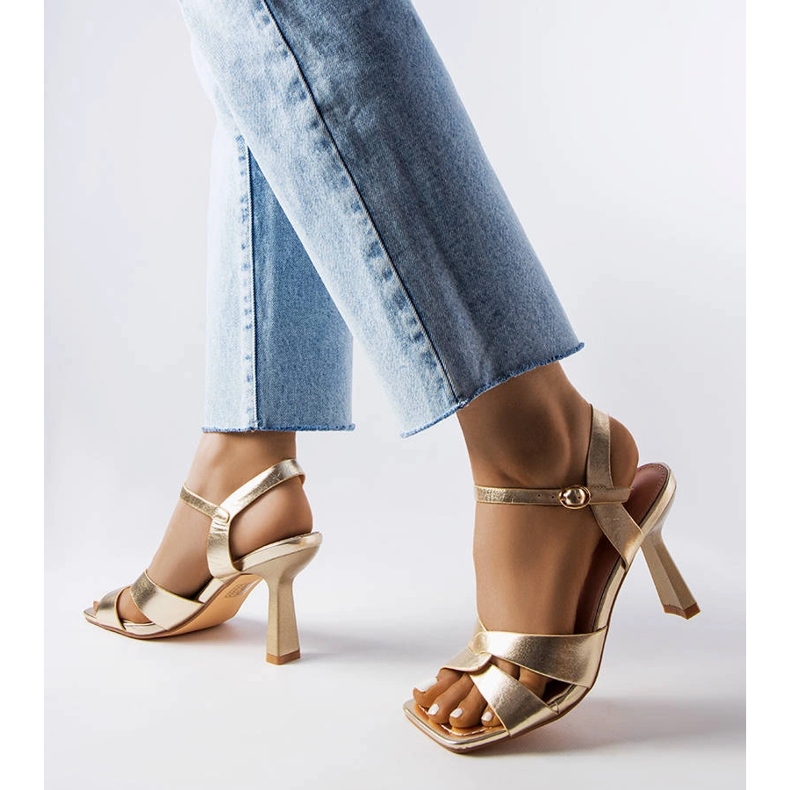 Sandale Karolina aurii cu toc inalt cu centura de aur 1