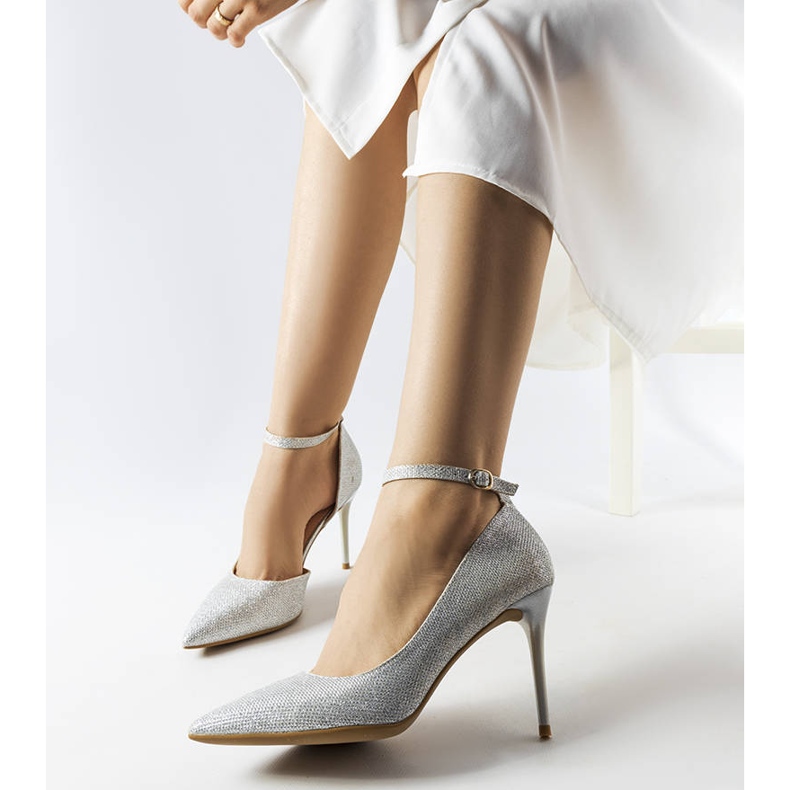 Inna Tocuri Nikolina din brocart argintiu 1