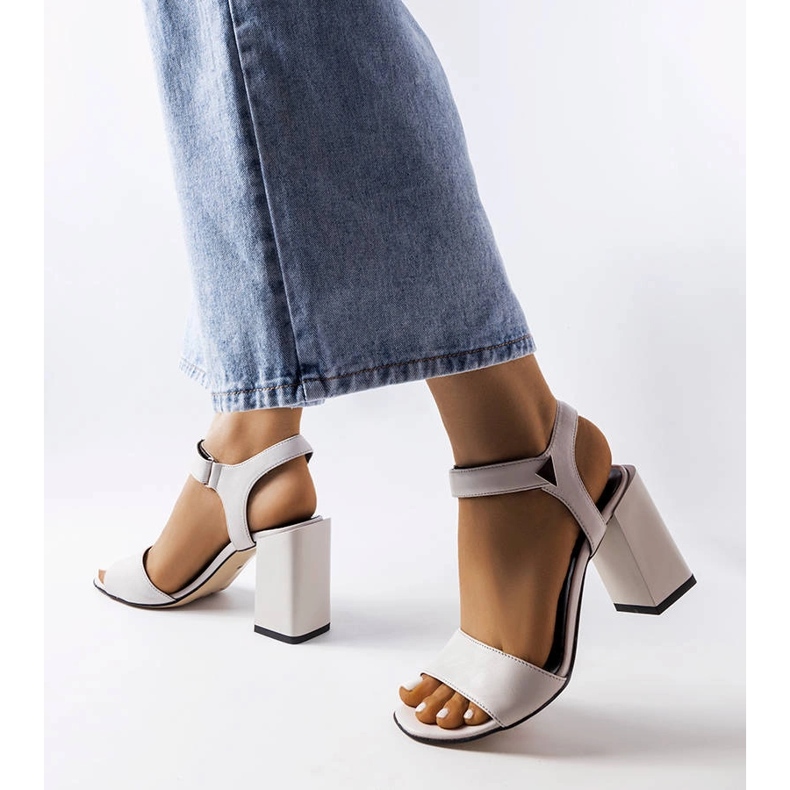 Sandale gri pe post de la Karino 1