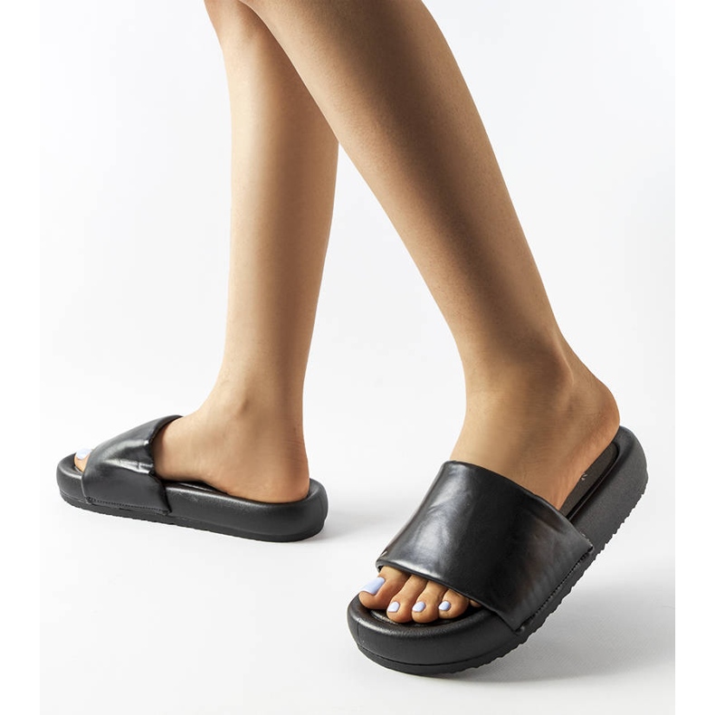 Șlapi negri pe platforma Franco negru 2