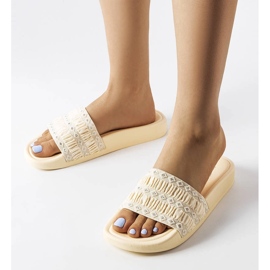 Clase bej decorate cu volane de la Ernest 1