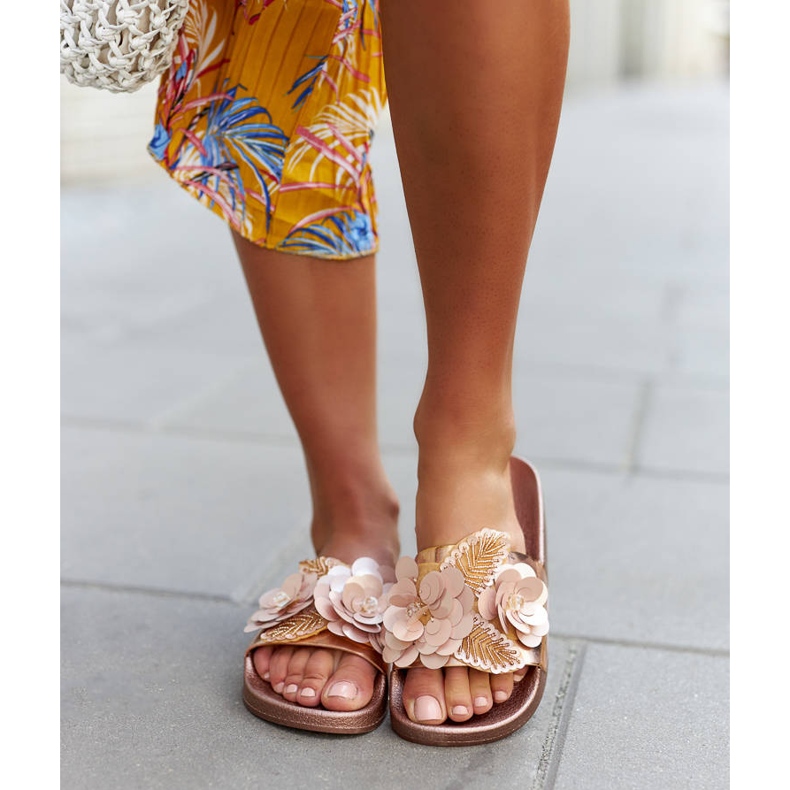 Flip-flops aurii cu partea superioară decorativă de la Caggio de aur 1