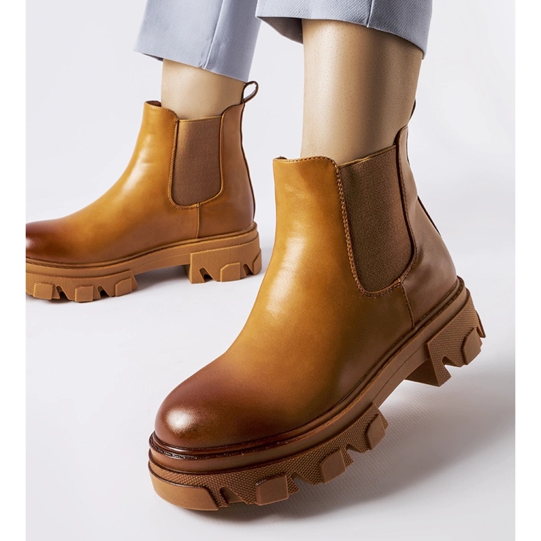 Botine maro masive cu slip-on de la Castell 1