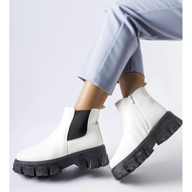 Botine masive Petronio albe și negre 1 Botine masive Petronio albe și negre 1