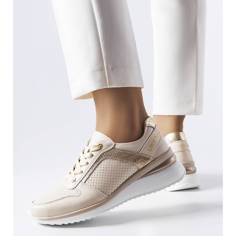 Pantofi bej din piele ajurata Trás 1