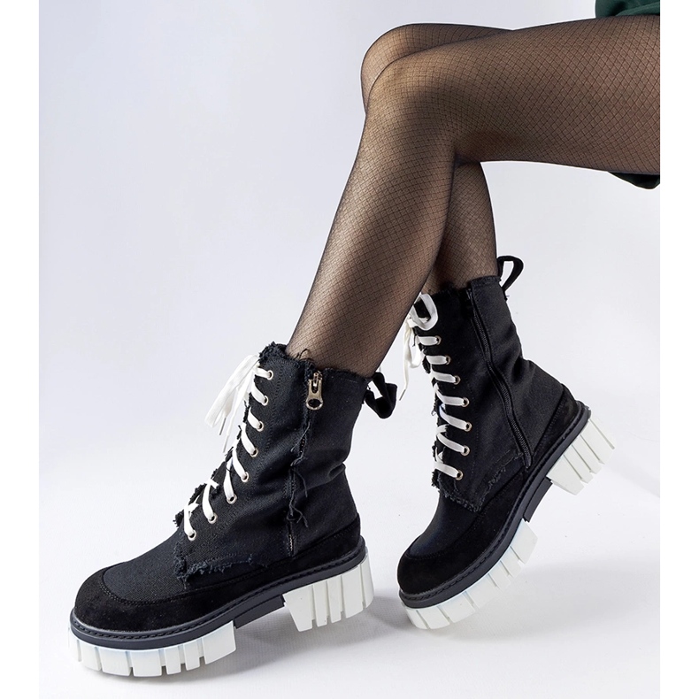 Cizme Crispiero izolate negre negru 1