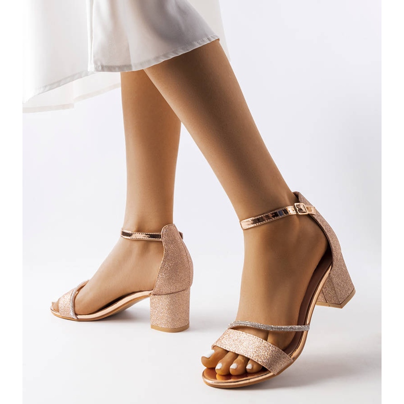 Sandale aurii strălucitoare pe post Lidia de aur 1