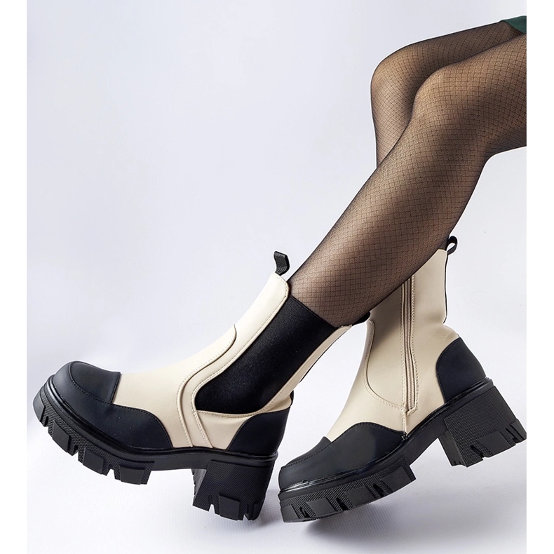 Botine masive cu slip-on bej și negru de la Mafalda 1 Botine masive cu slip-on bej și negru de la Mafalda 1