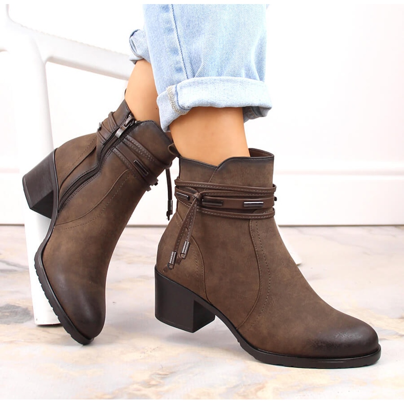 Cizme de damă cu toc înalt cu decor, izolate maro Jezzi ASA128-37 2