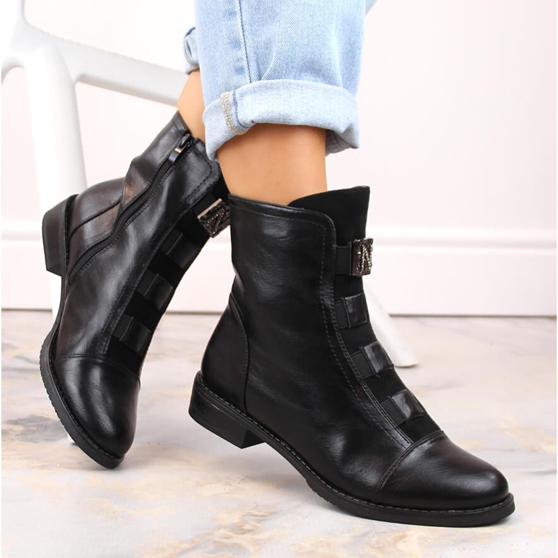 Botine de dama izolate Jezzi negre cu decor negru 1 Botine de dama izolate Jezzi negre cu decor negru 1