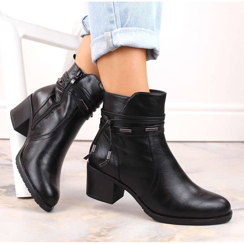 Botine de damă cu toc înalt izolate Jezzi negre cu decor negru 1