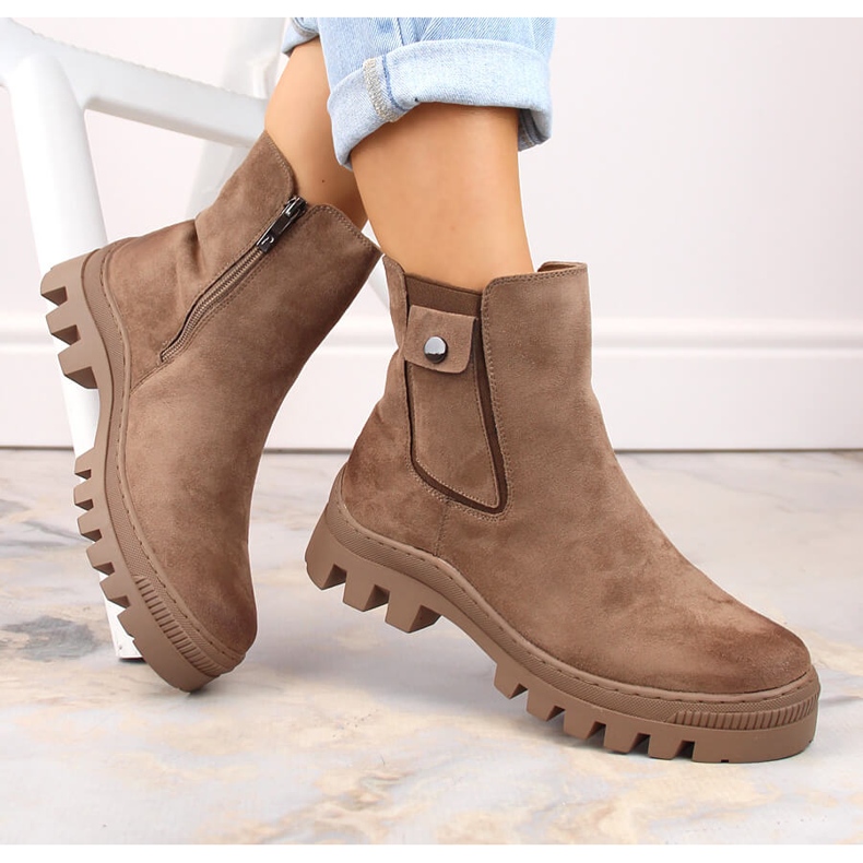 Cizme de dama din piele intoarsa cu buzunar, izolatie maro Potocki SZ12163 1 Cizme de dama din piele intoarsa cu buzunar, izolatie maro Potocki SZ12163 1