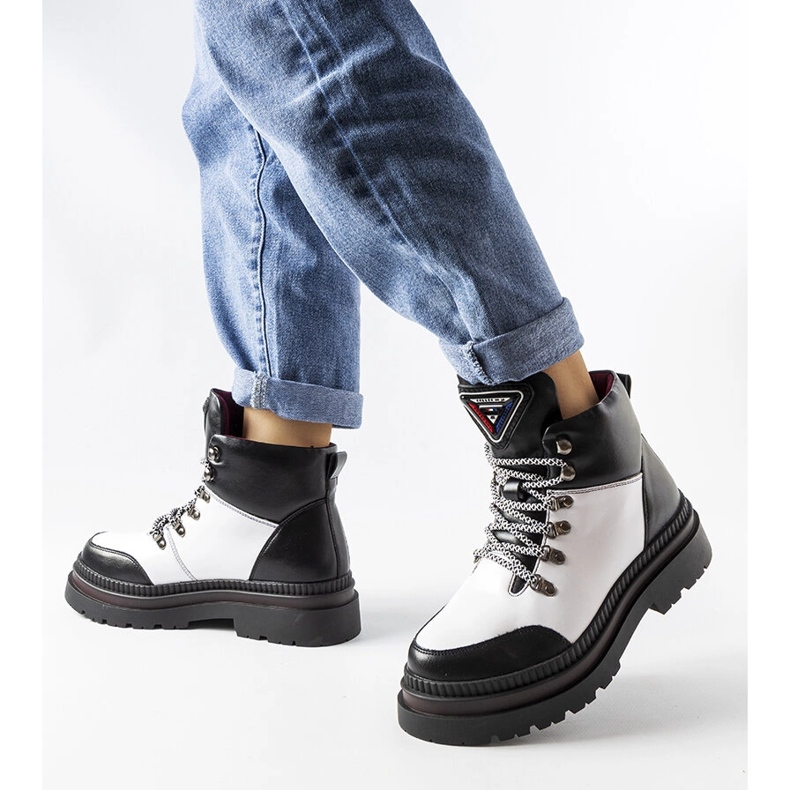 Cizme izolate alb-negru de la Solofra 1