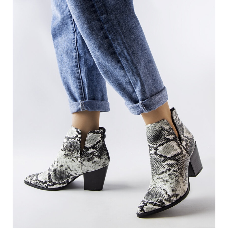 Cizme de cowboy scurte albe cu imitație de piele de șarpe de la Iga 2