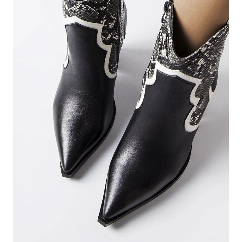 Botine negre pe postul Ezinet negru 1