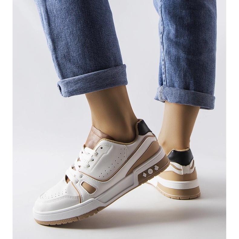 Tenisi albi cu inserții bej de la Willson 1