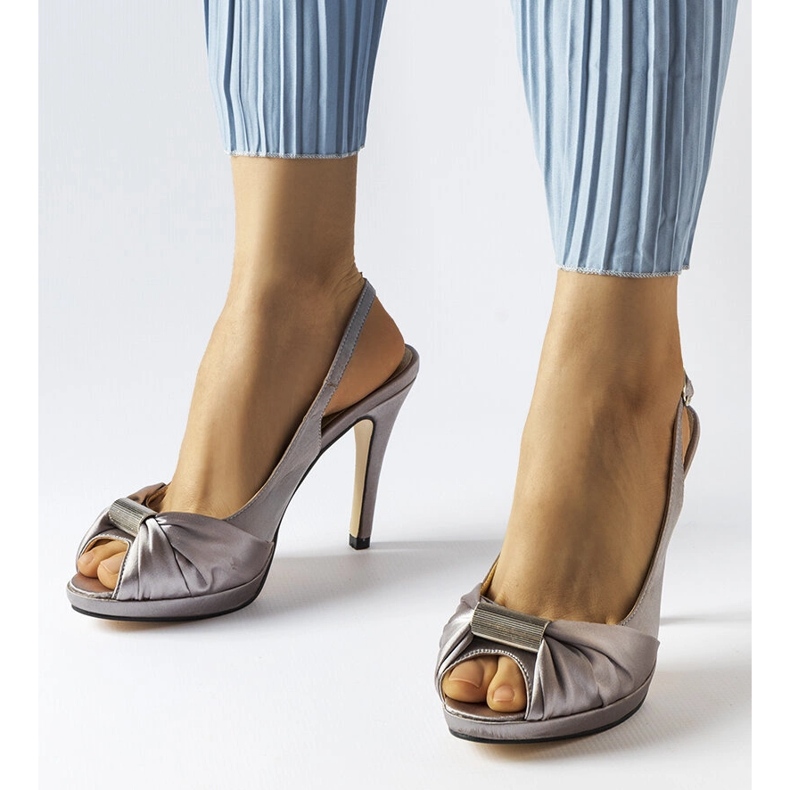 Sandale gri deschis cu toc inalt de la Crispin 1