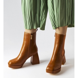 Cizme maro cu toc gros de la Watson 1