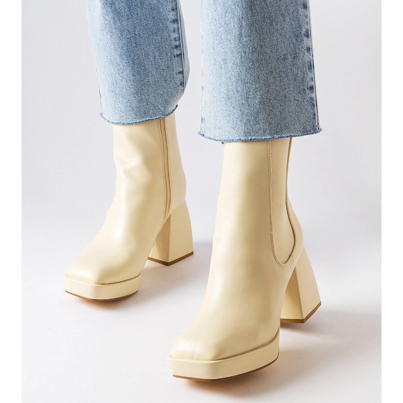 Cizme bej cu toc gros de la Watson 1