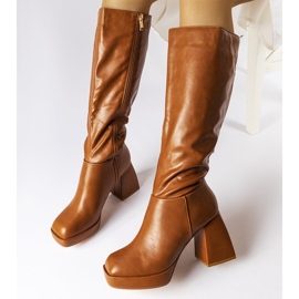 Cizme maro cu un post masiv de la Villanova 1 Cizme maro cu un post masiv de la Villanova 1