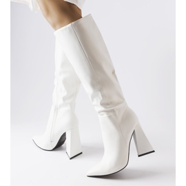 Cizme albe Medicina pe post 1