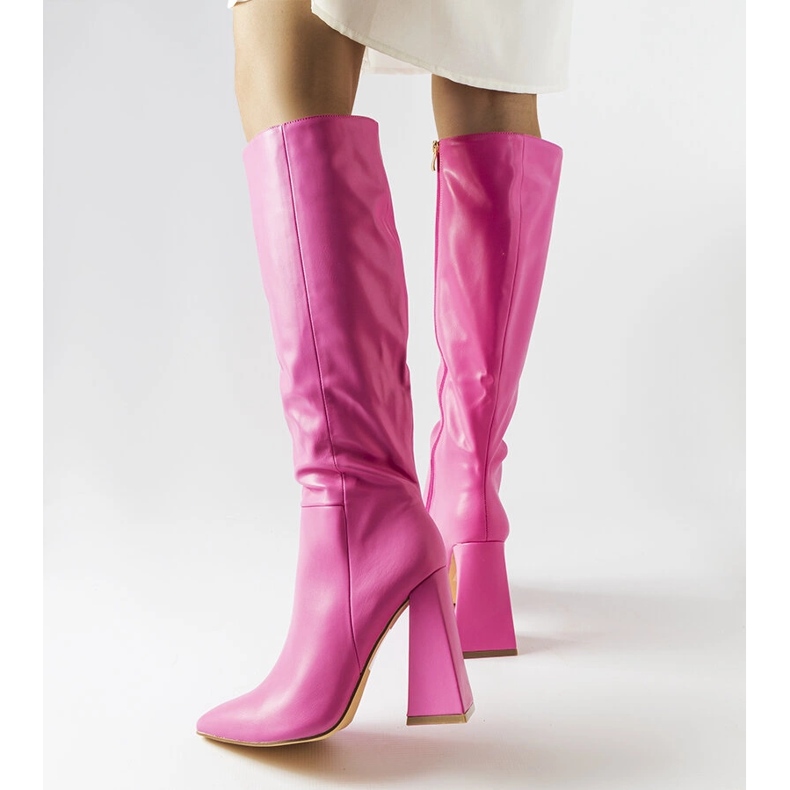 Cizme roz pe postul Medicina 1