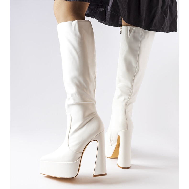 Cizme albe pe un post masiv de la Sovizzo 1