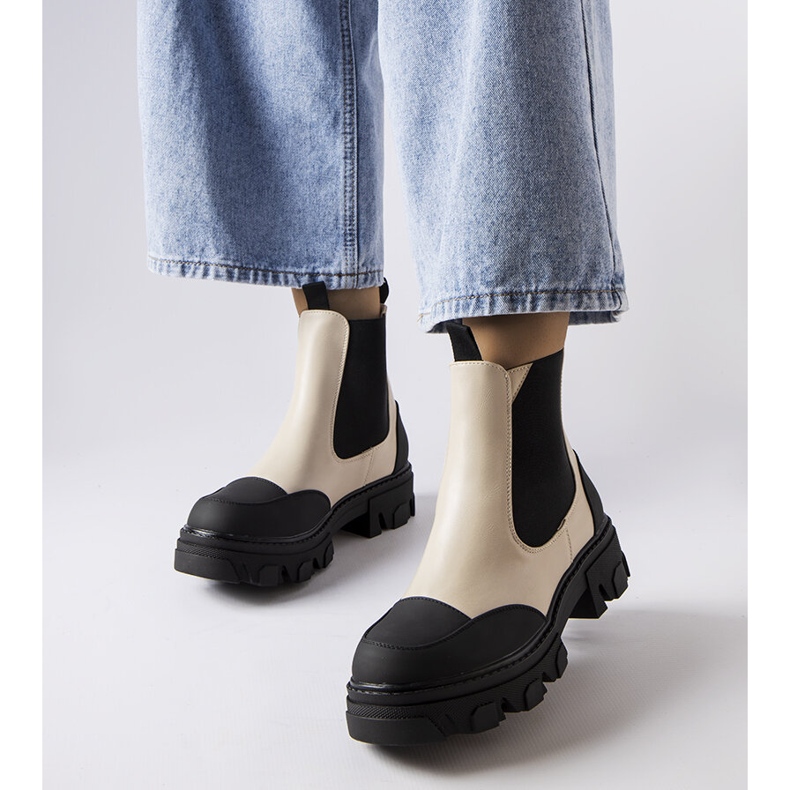 Cizme slip-on bej și negre de la Sibyla 1