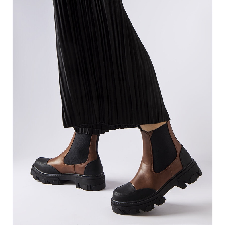 Cizme maro cu slip-on de la Sibyla 1