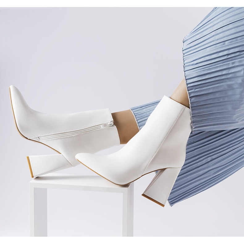 Botine albe de la Abelina 1