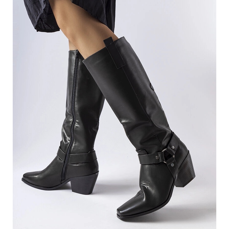 Cizme negre de cowboy pe post negru 1