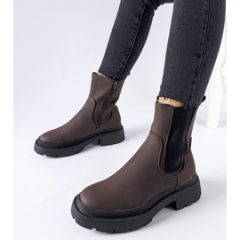 Botine maro izolate masiv de la Banaudon 1