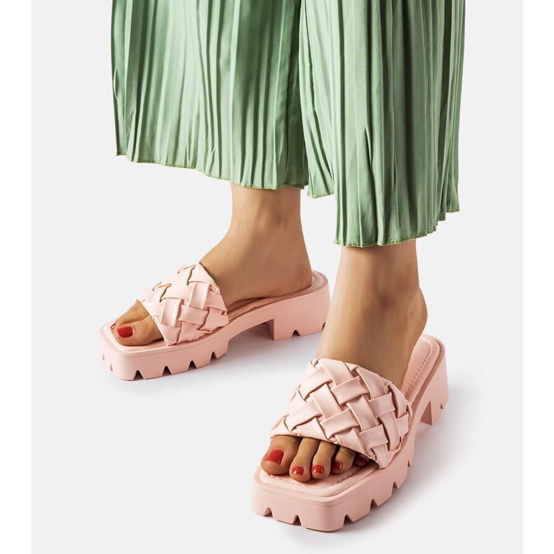 Șlapi roz cu talpă de tractor Lora 1