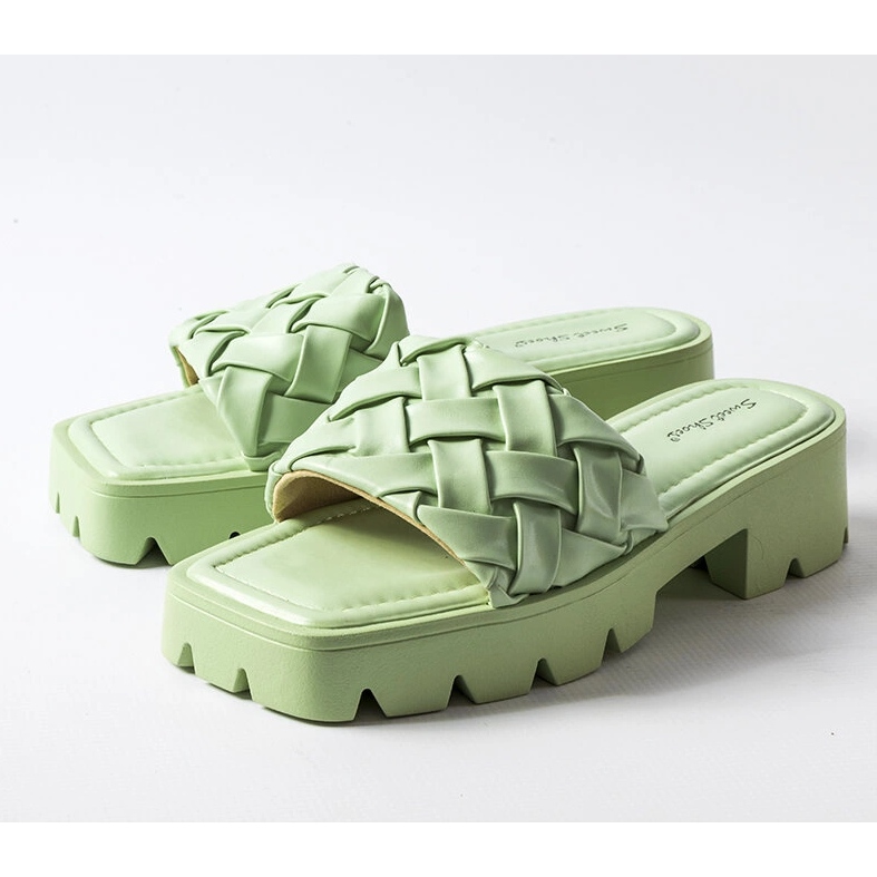 Aluneca verde pe talpa tractorului de la Lora 1