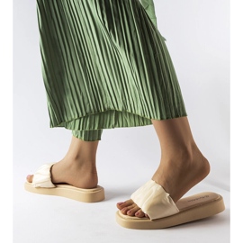 Clase bej decorate cu volane din Boulevard alb 1